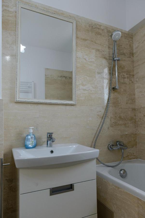 Luxury Apartments Newton By Glam Iasi Bagian luar foto