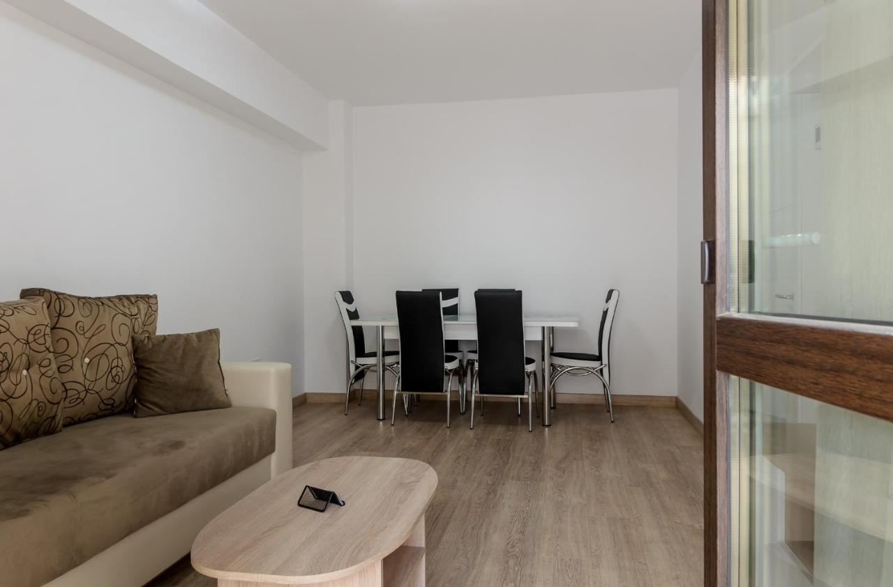 Luxury Apartments Newton By Glam Iasi Bagian luar foto
