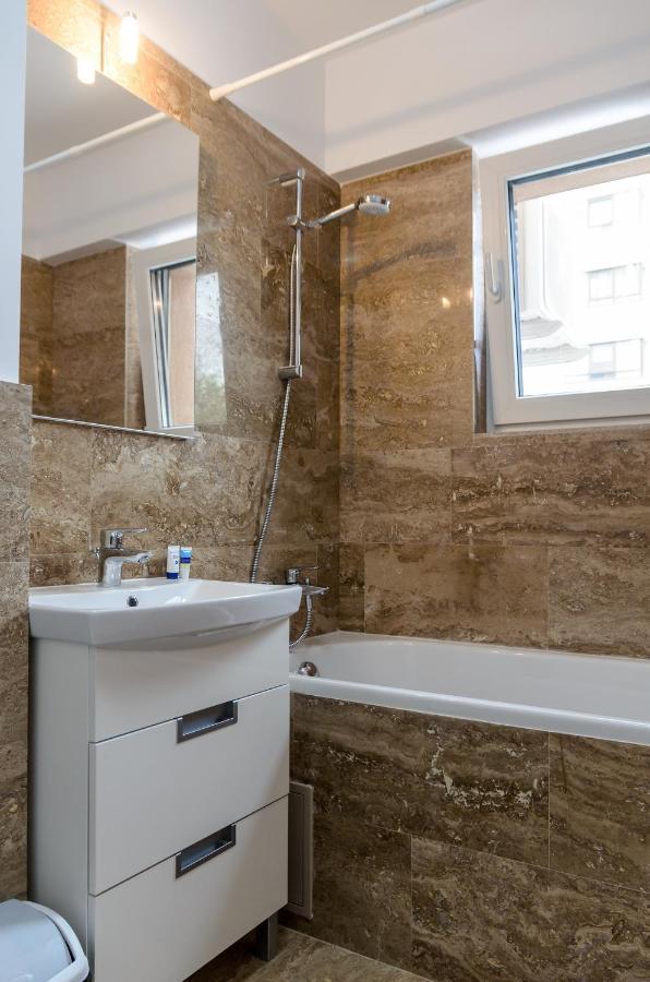 Luxury Apartments Newton By Glam Iasi Bagian luar foto